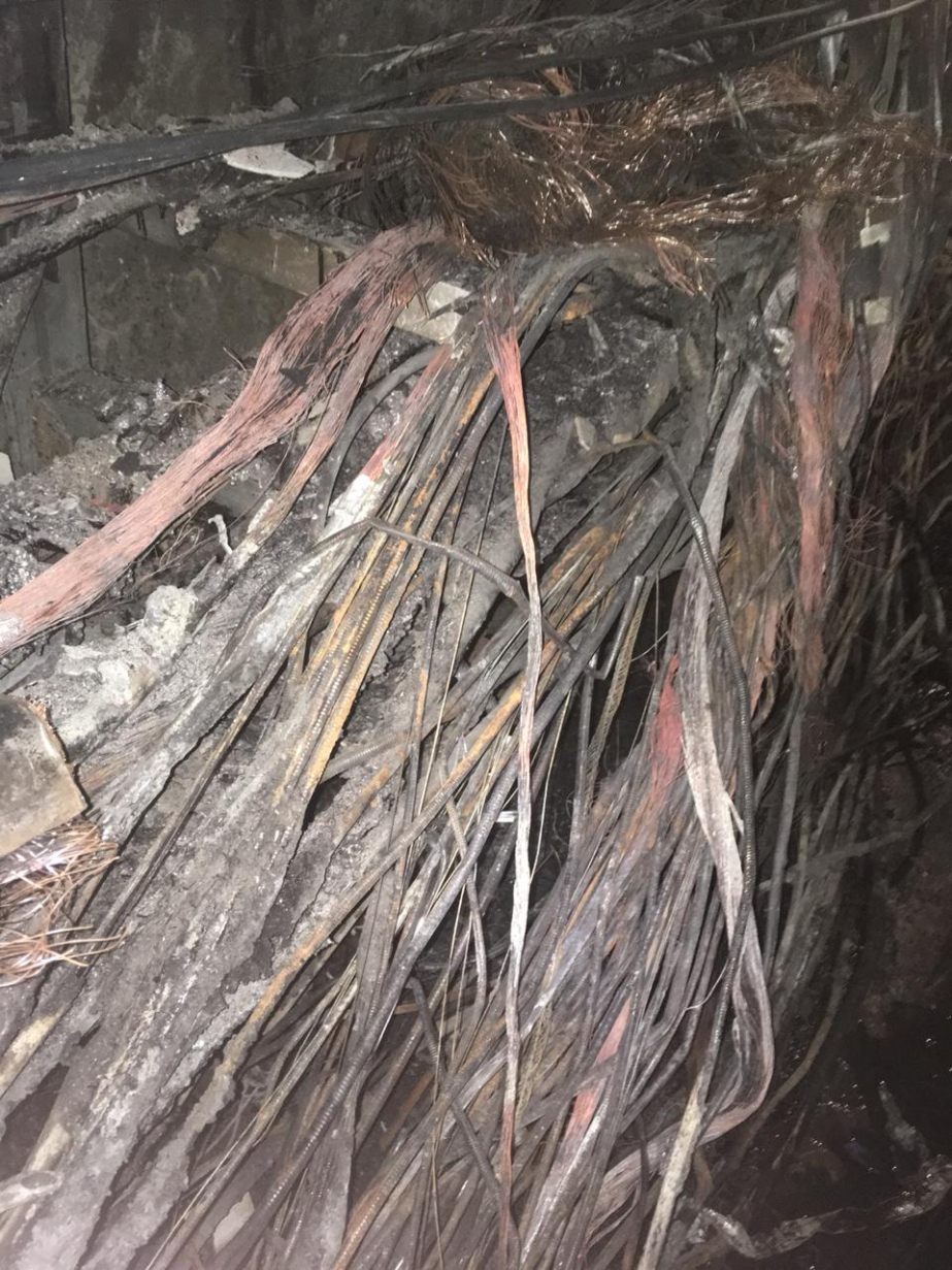 Так выглядят обгоревшие кабели. Последствия пожара в Ново-Дорогомиловском коллекторе